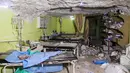 Sebuah rumah sakit di wilayah barat laut Suriah, dihantam roket ketika para petugas medis sedang merawat korban serangan kimia, Selasa (4/4). Serangan roket terhadap rumah sakit ini menghancurkan sebagian bangunannya. (Omar haj kadour/AFP)