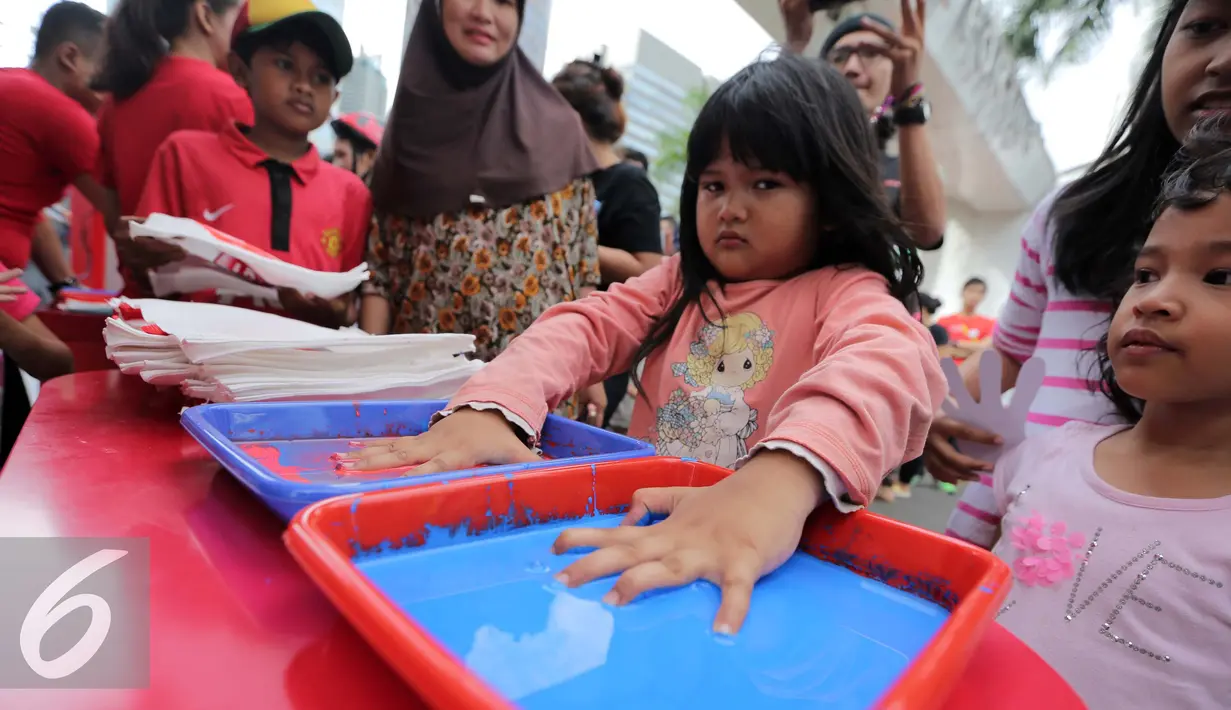 Sejumlah bocah ikut berpartisipasi dalam Kampanye Berbagi Tangan Sehat Melalui Cuci Tangan, Jakarta, Minggu (2/10) Dalam rangka menyambut Hari Cuci Tangan Sedunia, Lifebouy memberikan pengetahuan mengenai pentingnya cuci tangan. (Liputan6.com/HelmiAfandi)