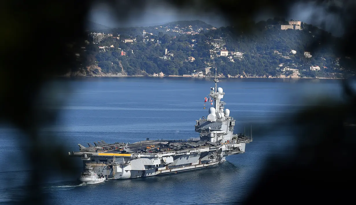Kapal induk Perancis Charles -de - Gaulle meninggalkan pelabuhan Perancis selatan, (18/11/2015). Hal ini dilakukan sebagai kecaman terhadap kelompok ISIS atas penyerangan dan pengeboman di Paris yang menewaskan 129 orang. (AFP PHOTO/BORIS HORVAT)