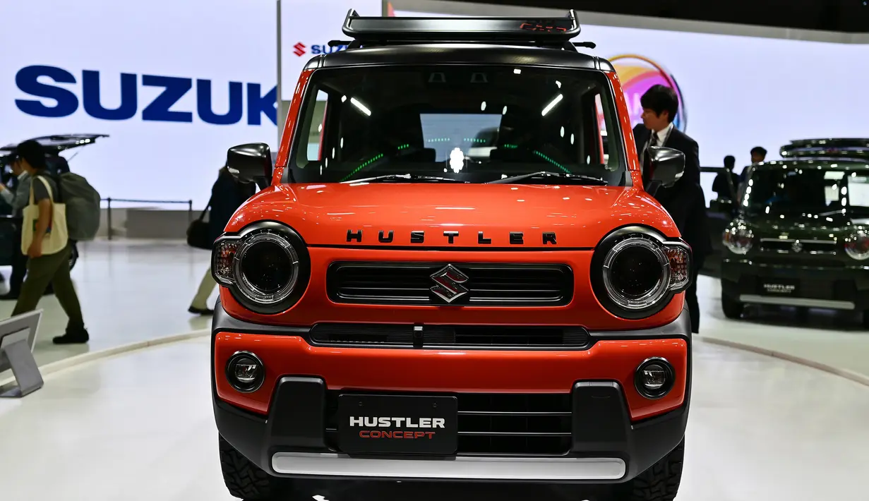 Mobil konsep Suzuki Hustler dipamerkan dalam Tokyo Motor Show di Tokyo, Jepang, Jumat (25/10/2019). (TRIBALLEAU CHARLY/AFP)