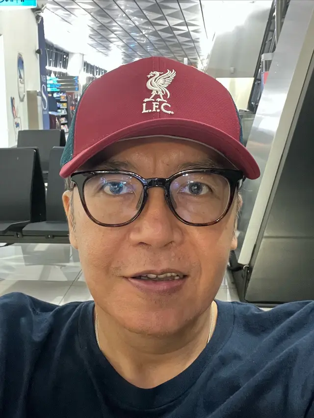 7 Potret Ari Lasso Rayakan Paskah di Inggris, Nonton Pertandingan Liverpool