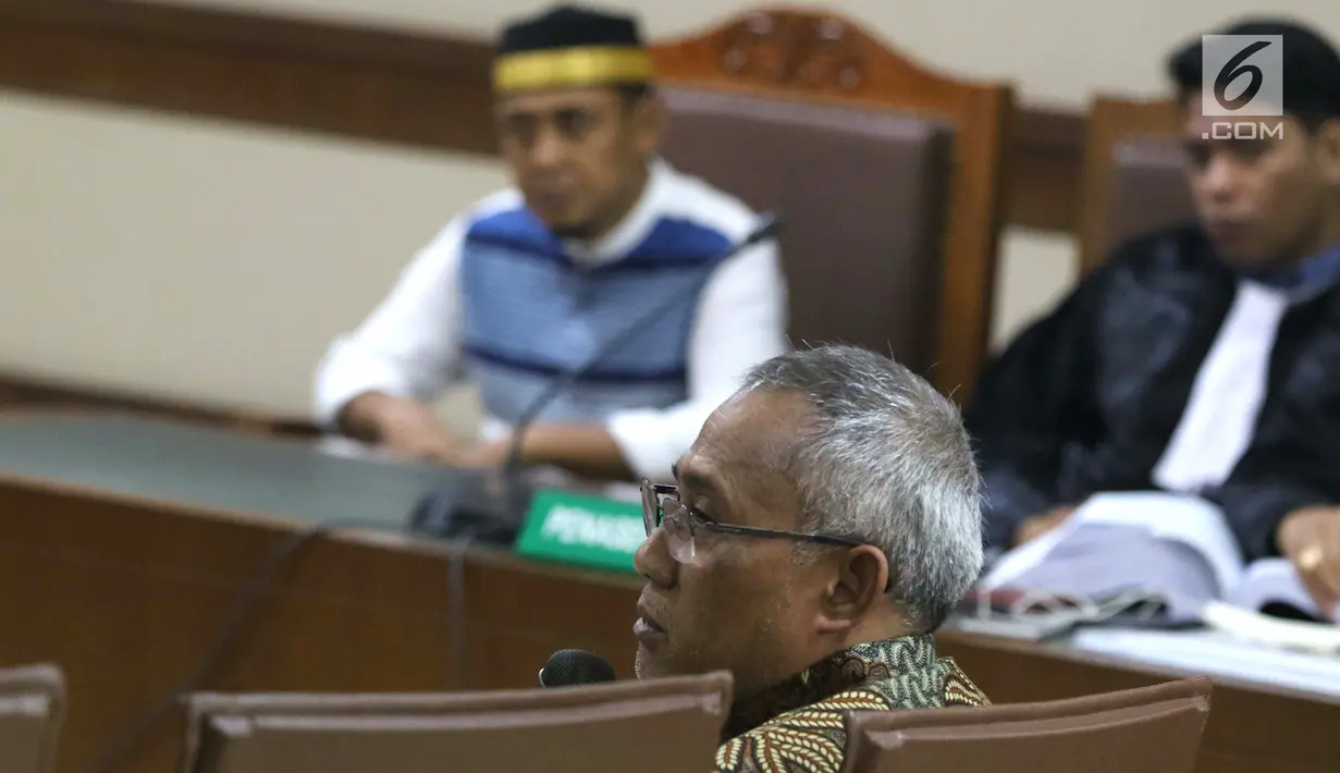 Kepala Biro Hukum Sekjen KPU, Sigit Joyowardono saat menjadi saksi pada sidang lanjutan penyebaran berita bohong tentang 7 kontainer berisi surat suara Pemilu 2019 telah tercoblos dengan terdakwa Bagus Bawana Putra di Pengadilan Negeri Jakarta Pusat, Kamis (11/4). (Liputan6.com/Helmi Fithriansyah)