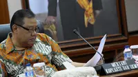 Menteri Koperasi UKM A.A Gede Ngurah Puspayoga, membaca surat keterangan sebelum melakukan penandatangan MoU perizinan pelaku usaha mikro dan kecil, Jakarta, Jumat (30/1/2015). (Liputan6.com/Andrian M Tunay)