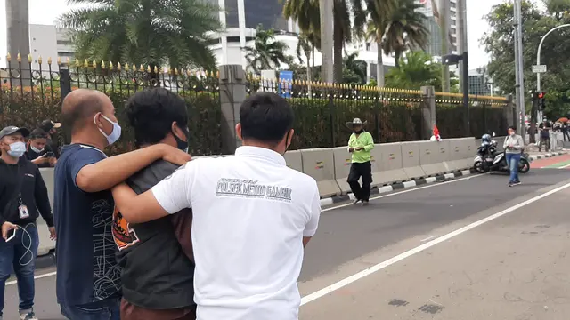 Polisi mengamankan peserta Aksi 1812 yang mencoba melawan aparat
