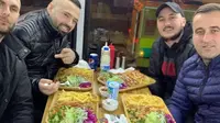 Sebuah restoran kebab di atas mobil bertingkat dibuka di London, Inggris (Dok.Instagram/@laststopkebab/https://www.instagram.com/p/B8b8T93B0MI/Komarudin)