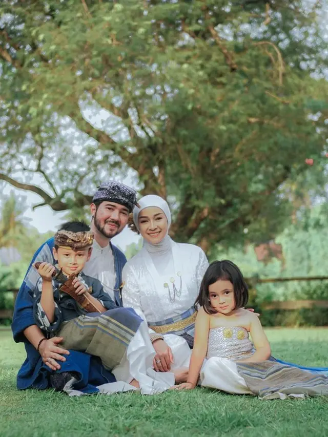 Potret Mesra Aryani Fitriana dan Donny Michael Pakai Busana Adat Bali