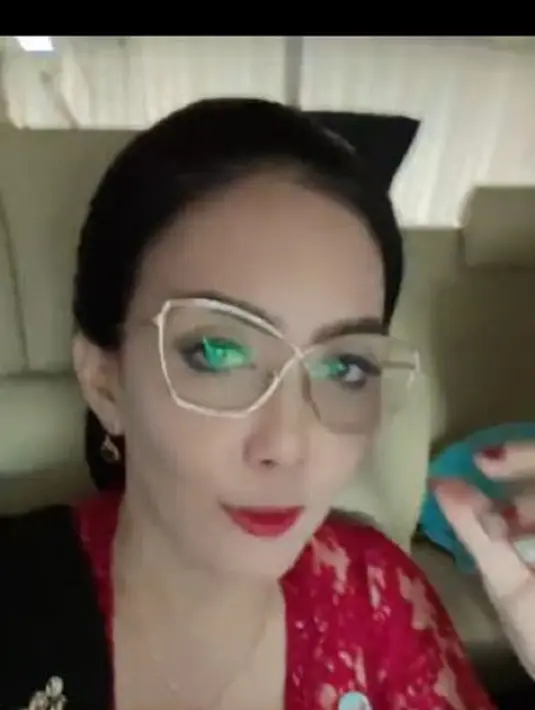 Rieke Diah Pitaloka mengunggah sebuah video saat berada di mobil menuju gedung DPR/MPR RI. Rieke mengenakan kebaya merah dipadu selendang warna hijau. (Foto: Instagram/@riekediahp)