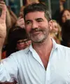 Simon Cowell dengan terang-terangan mengaku botox. "Bagiku, Botox sama saja seperti pasta gigi. Ini beerja. Kamu melakukannya setahun sekali. Siapa peduli?" ujar Simon. (Getty Images/Cosmopolitan)