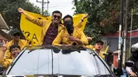 Demo mahasiswa yang dilakukan dengan BMW dan membuka sunroof viral di dunia maya. (Foto: Liputan6.com/tangkapan layar Twit @ZackyMochammed_/Muhamad Ridlo)