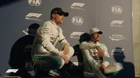 Duo pembalap Mercedes, Lewis Hamilton (kanan) dan Valtteri Bottas, setelah kualifikasi F1 GP Australia, Sabtu (16/3/2019). (Twitter/F1)