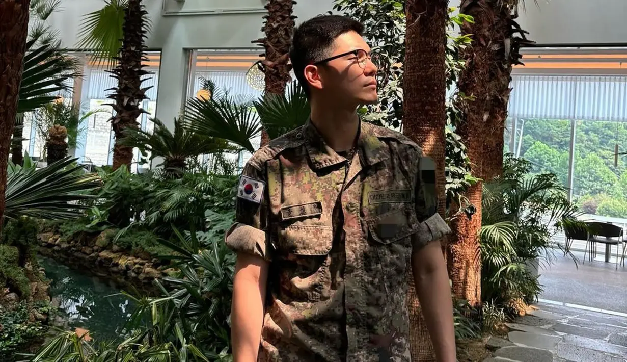 Telah dibebastugaskan hari ini, Ong Seong Wu membagikan sejumlah potret di Instagram yang memperlihatkan dirinya memakai seragam militer. Pria 29 tahun itu menuliskan kondisinya mulai dari awal keberangkatan hingga kepulangan yang dikirim dengan aman dan sehat. (Liputan6.com/IG/@osw_onge)