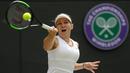Petenis Rumania, Simona Halep mengembalikan bola ke arah petenis AS, Cori Gauff pada babak keempat Wimbledon 2019 di All England Lawn Tennis Club, Senin (8/7/2019). Halep, mantan petenis nomor satu dunia, menghentikan langkah petenis berusia 15 tahun itu dengan skor 6-3, 6-3 (AP/Kirsty Wigglesworth)