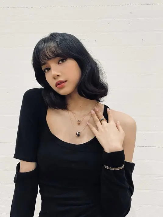Tampil dengan outfit serba hitam, Lisa Blackpink sering menambahkan beberapa aksesoris tambahan seperti gelang, kalung bahkan cincin. Tak hanya itu saja, tatanan rambut dari wanita asal Thailand ini juga sering mencuri perhatian. (Liputan6.com/IG/@lalalalisa_m)