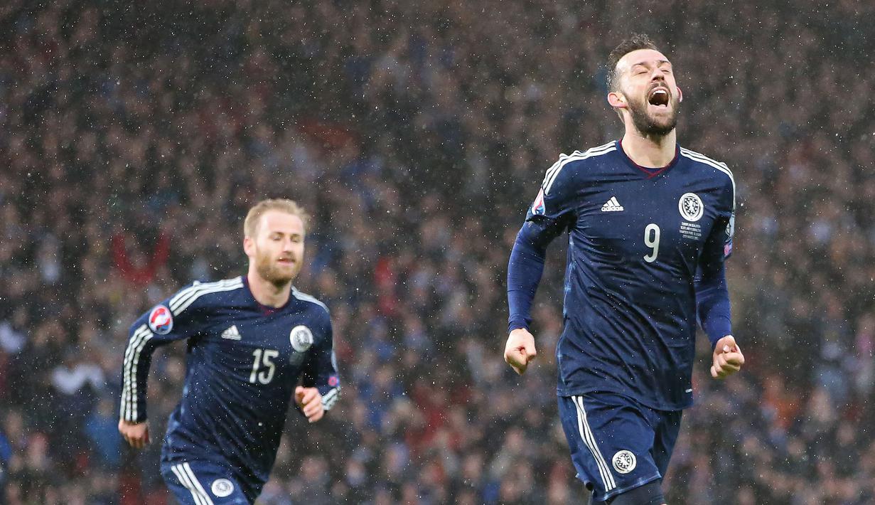 PERINGKAT V -  Striker Skotlandia, Steven Fletcher berada pada peringkat kelima deretan pencetak gol terbanyak pada kualifikasi Piala Eropa 2016 dengan tujuh gol dari 10 pertandingan. (AFP Photo/Ian Macnicol)