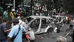 Warga melihat sisa mobil yang dibakar massa ketika aksi unjuk rasa menuntut pengusutan kasus penabrakan pengemudi ojek online di sekitar Markas Komando Korps Brigade Mobil (Brimob) Polda Metro Jaya, kawasan Kwitang, Pasar Senen, Jakarta, Jumat (29/8/2025). (merdeka.com/Arie Basuki)