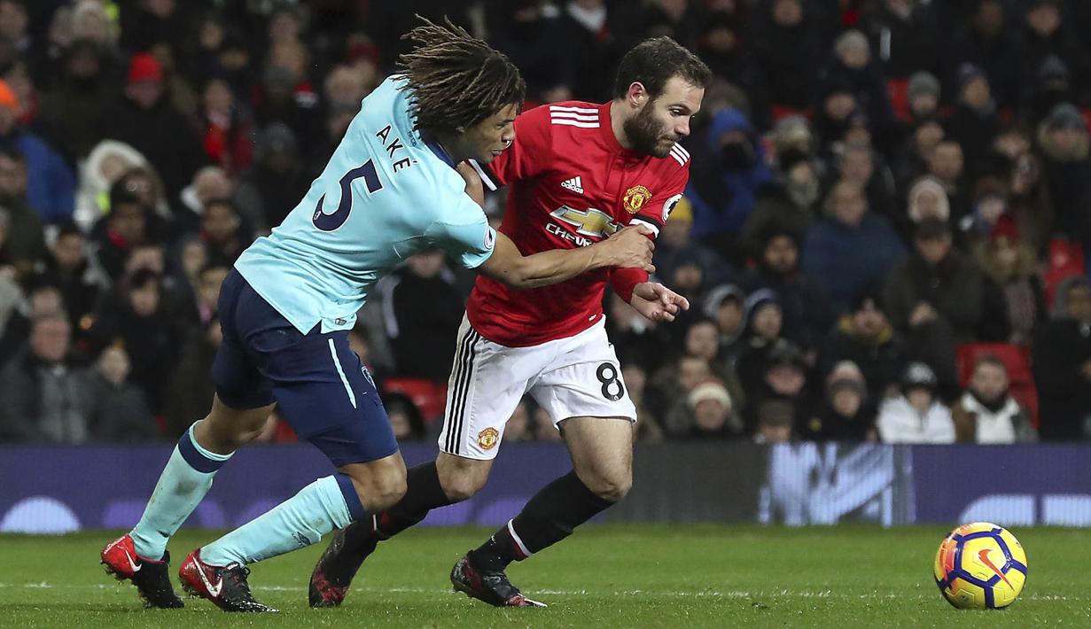 Gelandang Manchester United, Juan Mata, berebut bola dengan bek AFC Bournemouth, Nathan Ake, pada laga Premier League di Stadion Old Trafford, Rabu(13/12/2017). Manchester United menang 1-0 atas AFC Bournemouth. (AP/Martin Rickett)