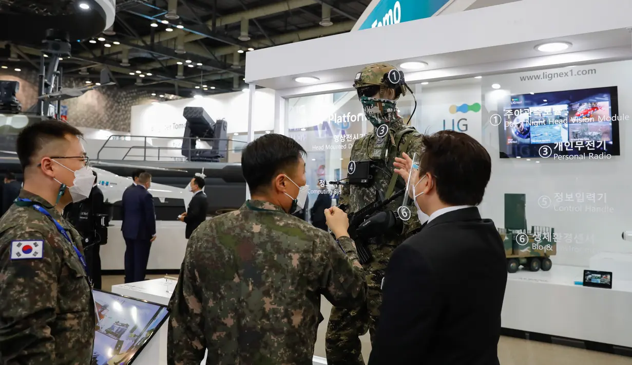 Seorang peserta pameran dari perusahaan industri militer memperkenalkan sejumlah produk kepada para perwira militer dalam Pameran Pertahanan dan Keamanan Korea Selatan 2020 di Korea International Exhibition Center di Goyang, Provinsi Gyeonggi, Korea Selatan (18/11/2020). (Xinhua/Wang Jingqiang)