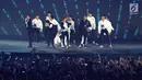 Boy band Korea Selatan, Super Junior tampil pada upacara penutupan Asian Games 2018 di Stadion Gelora Bung Karno, Jakarta, Minggu (2/9). Mereka membawakan lagu Sorry Sorry, Mr. Simple, dan Bonamana. (Liputan6.com/Helmi Fithriansyah)