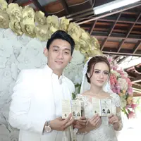 Ifan Seventeen resmi menikah untuk yang kedua kalinya dengan mempersunting perempuan, Dylan yang telah dipacarinya selama lima tahun. (Galih W. Satria/Bintang.com)