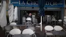 Marc Magere menutup restorannya di Marseille, selatan Prancis, Minggu (27/9/2020). Restoran dan bar di Marseille pada hari Minggu bersiap tutup selama sepekan sebagai bagian dari pembatasan baru baru Covid-19. (AP Photo/Daniel Cole)