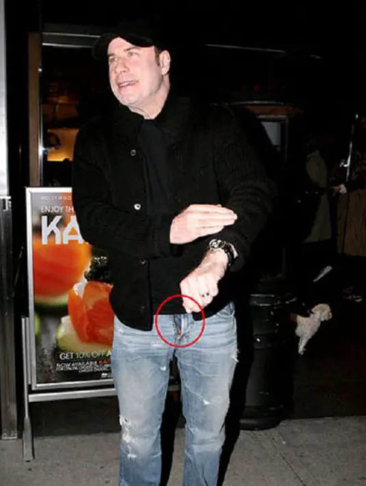Aktor John Travolta juga pernah tertangkap kamera saat resletingnya terbuka. Hm, apa perasaannya ya?( celebuzz.com)
