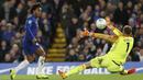 Kiper Bournemouth, Artur Boruc, menghalau bola tendangan Willian pada laga Piala Liga Inggris di Stadion Stamford Bridge, Kamis (20/12). Chelsea menang 1-0 atas Bournemouth. (AP/Alastair Grant)