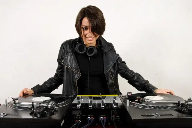 Perempuan Indonesia pun kini sudah banyak yang mulai meminati seni DJ