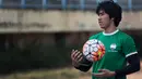 Ryuji Utomo bersiap mengikuti latihan bersama Munial Sports Group di Stadion Lebak Bulus, Jakarta. Ryuji merupakan talenta muda dari Indonesia yang bergabung dengan klub Al Najma, Bahrain. (Bola.com/Vitalis Yogi Trisna)