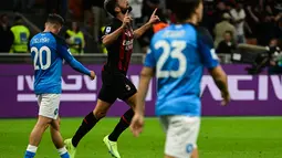 Penyerang AC Milan, Olivier Giroud melakukan selebrasi setelah mencetak gol penyeimbang saat melawan Napoli pada pertandingan lanjutan Liga Serie A Italia di stadion San Siro di Milan, Senin (19/9/2022). Napoli menang tipis atas AC Milan 2-1. (AFP/Miguel Medina)