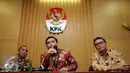 Dirjen Perundang-undangan Kemenkumham, Widodo Eka Thahjana (tengah) memberikan keterangan usai bertemu dengan pimpinan KPK di gedung KPK Jakarta, Senin (14/9/2015). Bersama pimpinan KPK, Widodo membahas delik RUU KUHP. (Liputan6.com/Helmi Fithriansyah)