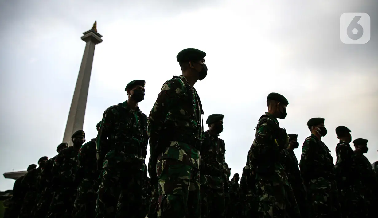 Pasukan gabungan mengikuti gelar pasukan dalam rangka pengetatan PPKM Mikro DKI Jakarta di Lapangan Monas, Jakarta, Jumat (18/6/2021). Gelar pasukan diikuti oleh TNI, Polri, dan Satpol PP. (Liputan6.com/Faizal Fanani)