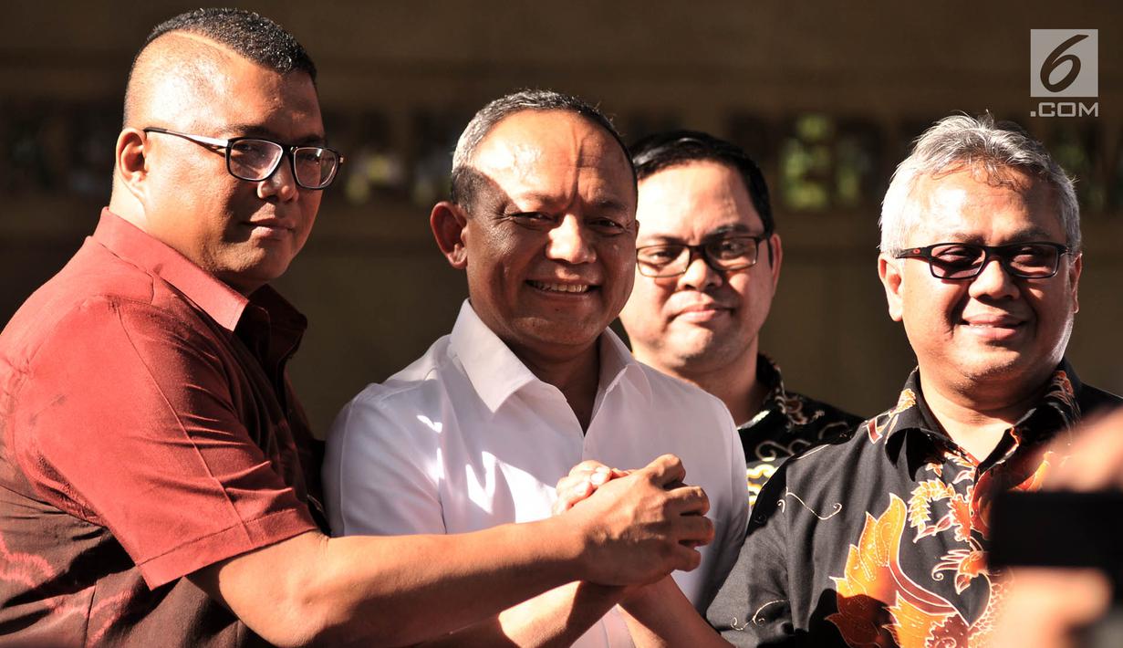 Ketua KPU Arief Budiman (kanan) bersalaman dengan Kabareskrim Polri Komjen Pol Arief Sulistyanto (tengah) usai memberikan keterangan laporan kasus hoaks surat suara tercoblos di Gedung Bareskrim Polri, Jakarta, Kamis (3/1). (Merdeka.com/Iqbal S. Nugroho)