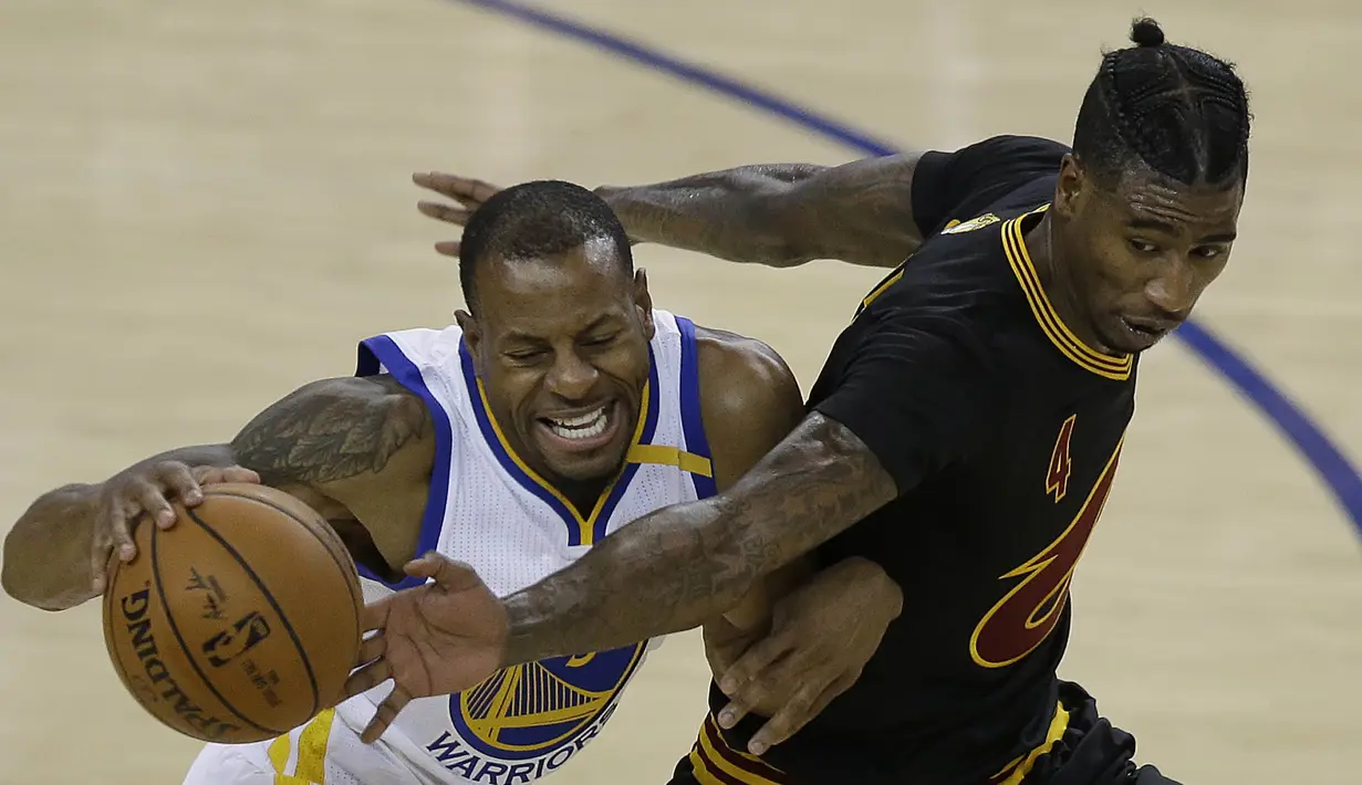 Pemain Golden State Warriors, Andre Iguodala, berebut bola dengan pemain Cleveland Cavaliers, Iman Shumpert dalam Final NBA gim kedua di Oracle Arena, Oakland, California, AS, (04/06/2017). (AP/Ben Margot)