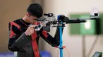 Sheng Lihao dari China berhenti sejenak saat berkompetisi dalam kualifikasi senapan angin 10 meter putra Asian Games 2023 di Fuyang Yinhu Sports Center, Hangzhou, China, Senin (25/9/2023). Sheng Lihao mencetak rekor dunia dengan mendulang 253,3 poin, di mana angka setinggi ini belum pernah ada yang mencatatkannya di nomor tersebut. (AP Photo/Aijaz Rahi)