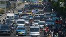 Kondisi arus lalu lintas di dekat galian kabel yang berada di tengah jalan Gajah Mada, Jakarta, Sabtu (12/5). Galian kabel instalasi listrik yang berada di tengah jalan ini membuat arus lalu lintas sedikit tersendat. (Merdeka.com/Imam Buhori)
