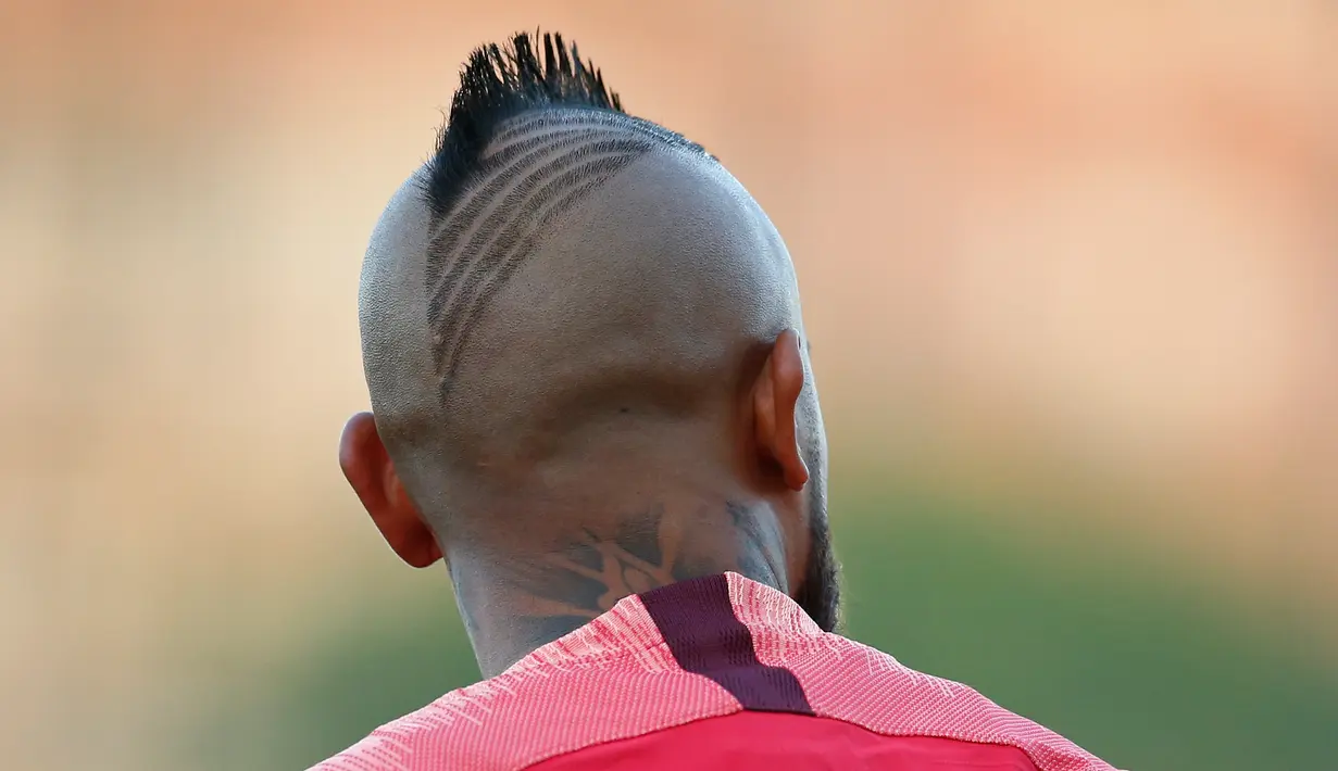 Gelandang Barcelona, Arturo Vidal saat menghadiri sesi pelatihan di Barcelona, Spanyol (17/9). Barcelona akan bertanding melawan PSV Eindhoven pada grup B Liga Champions di Nou Camp. (AP Photo/Manu Fernandez)
