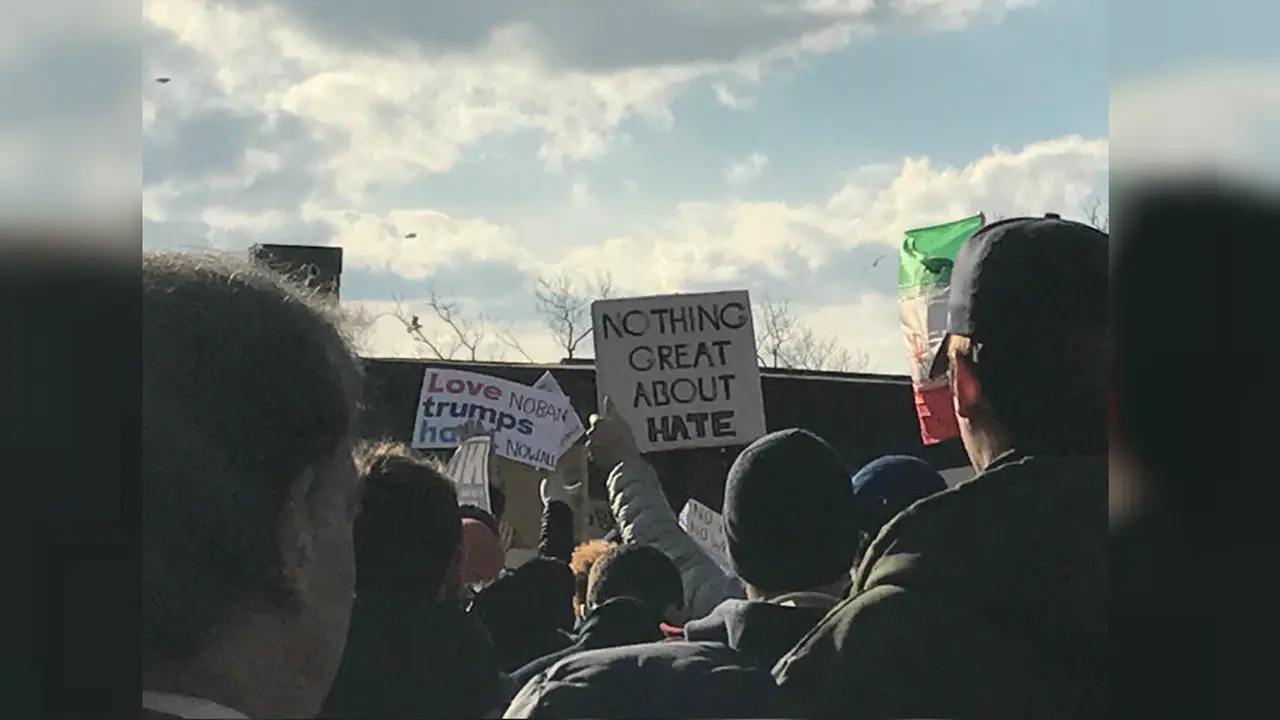 Foto yang diposting Chelsea Clinton di media sosial Twitter menunjukkan ia ikut berdemo menentang kebijakan Trump