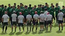 Pemain Timnas Indonesia U-22 berkumpul sebelum memulai latihan di Stadion Madya Senayan, Jakarta, Kamis (17/1). Latihan ini merupakan persiapan jelang Piala AFF U-22. (Bola.com/Yoppy Renato)