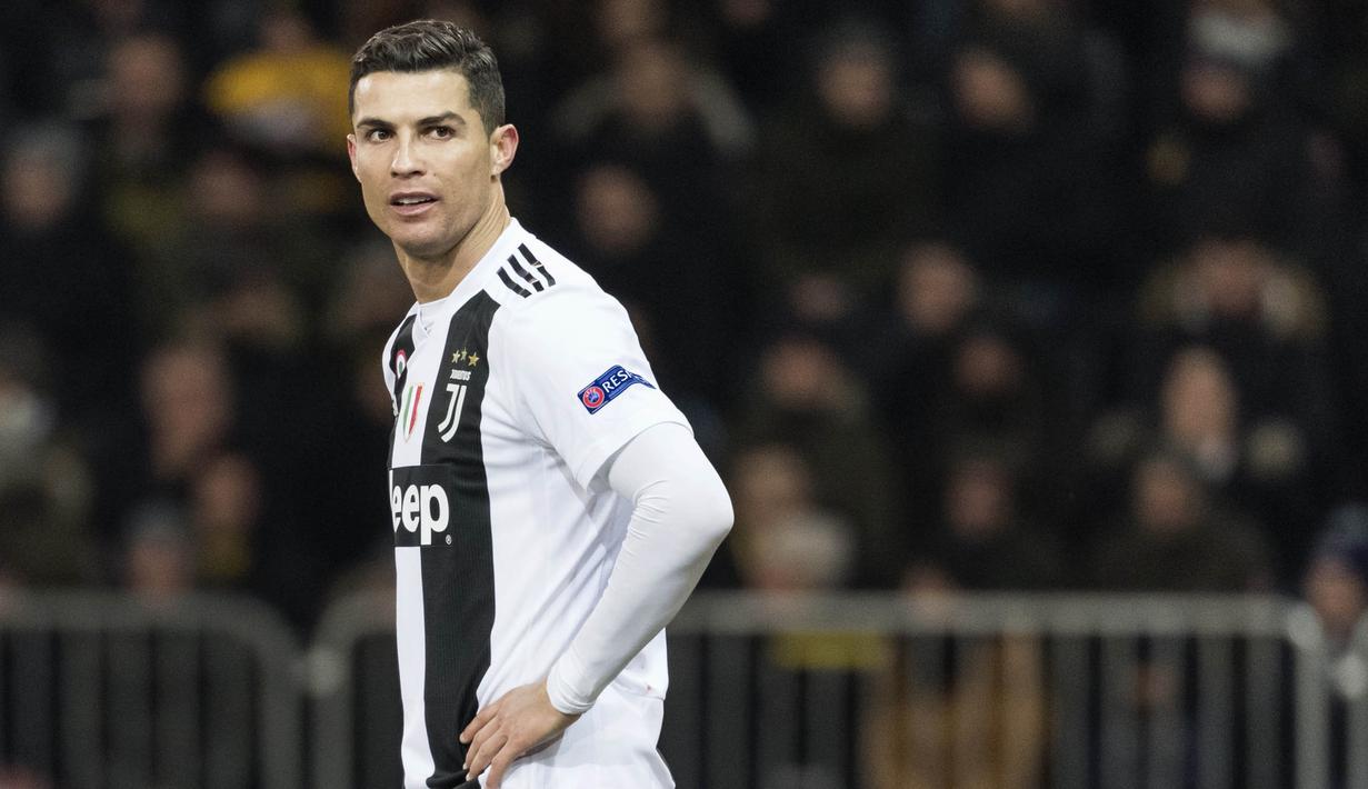 2. Cristiano Ronaldo (Juventus) - Pesepak bola paling populer di media sosial ini berada di posisi kedua. CR7 berpenghasilan sebesar 117 juta dollar atau setara Rp 1,7 triliun. (AP/Alessandro della Valle)