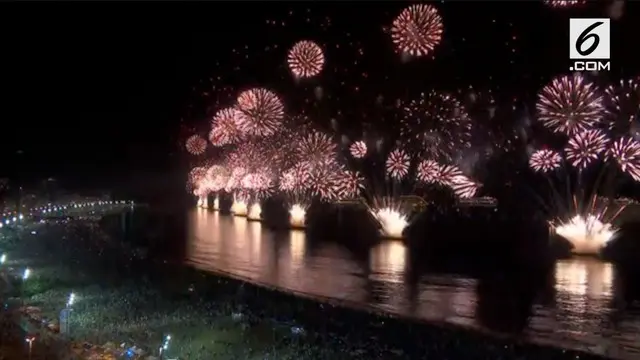 Ribuan orang berkumpul di Rio de Janeiro untuk merayakan tahun baru dengan kembang api di pantai Copacabana.