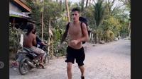 Jelang MotoGP Mandalika 2024, Fabio Quartararo Jogging Telanjang Dada di Kawasan Perkampungan.&nbsp; foto: Insta Story @fabioquartararo20