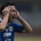 Gelandang Persib, Shohei Matsunaga, berteriak saat latihan di Stadion GBLA, Jawa Barat, Kamis (20/7/2017). Persib bersiap menghadapi Persija pada laga Liga 1. (Bola.com/Vitalis Yogi Trisna)