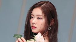 Oleh sebab itu, agensi menyatakan LE SSERAFIM akan melanjutkan aktivitas sebagai grup berisi lima anggota, yakni Chaewon, Sakura, Yunjin, Kazuha, dan Eunchae. (Instagram/le_sserafim)