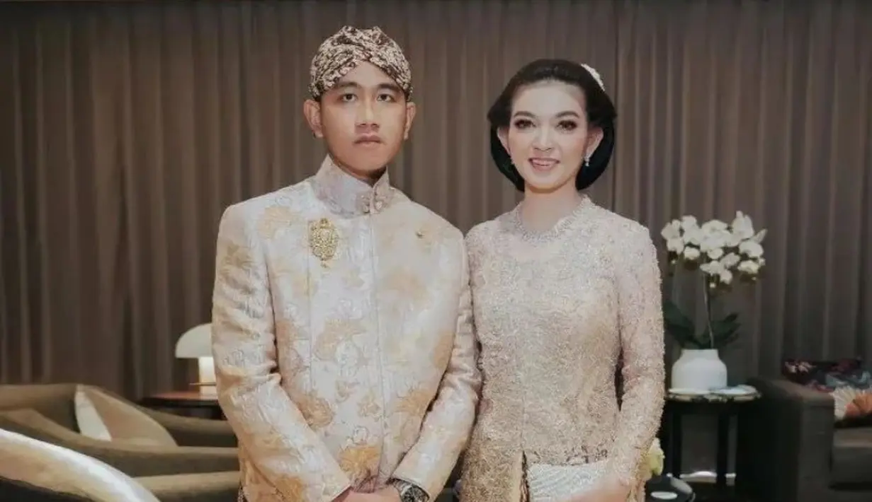 <p>Selvi Ananda dan Gibran pun mengenakan kain lilit batik serupa untuk bawahan, yang dipadukan dengan atasan warna serasi. [@selvi_ananda]</p>