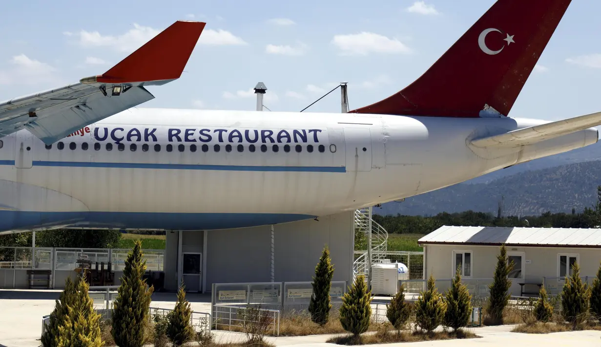Restoran pesawat berukuran besar yang terletak di Distrik Burhaniye, Provinsi Balikesir, Turki, 4 Agustus 2020. Restoran terbesar di Turki itu, yang dialihfungsikan dari pesawat Airbus tua, dijual seharga 1,4 juta dolar AS (1 dolar AS = Rp14.697), kata seorang agen properti. (Xinhua/Osman Orsal)