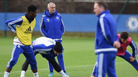 Jose Mourinho saat  memimpin latihan terakhir Chelsea di Cobham, London, Kamis (17/12/2015). Tak lama berselang, Chelsea memutuskan memecat Mou. (Daily Mail)