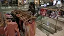 Customer mengunjungi salah satu tenant Lotte Shopping Avenue, Jakarta, Selasa (1/3/2022). Kemenko Perekonomian memproyeksikan pertumbuhan ekonomi di 2022 capai 5,2 persen dipicu efektivitas penanganan Covid dan pemulihan ekonomi nasional hingga memasuki kuartal IV-2021. (Liputan6.com/Faizal Fanani)