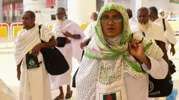 Jemaah haji asal Bangladesh tiba di Bandara King abdul Aziz, Jeddah, Arab Saudi, Minggu (7/7/2019). Menunaikan ibadah haji merupakan rukun islam ke-5 dan dianggap pondasi wajib bagi orang-orang beriman yang mampu dan merupakan dasar dari kehidupan Muslim. (Amer HILABI/AFP)