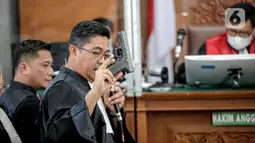 Jaksa menunjukkan barang bukti senjata HS dalam sidang lanjutan kasus pembunuhan Brigadir Yosua Hutabarat aau Brigadir J dengan terdakwa Ferdy Sambo dan Putri Chandrawathi di PN Jakarta Selatan, Jakarta, Selasa (22/11/2022). Jaksa Penuntut Umum (JPU) menghadirkan beberapa senjata api yang dijadikan alat bukti dalam kasus pembunuhan Brigadir J. (Liputan6.com/Faizal Fanani)