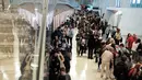 Hal ini untuk membantu mengurai antrean penumpang yang kian memanjang. Tampak dalam foto, antrean para penumpang untuk melewati pemeriksaan keamanan di Bandara LaGuardia, New York pada Minggu 22 Maret 2026. (CHARLY TRIBALLEAU/AFP)